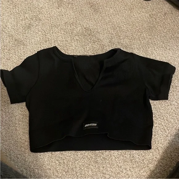 Bo + Tee Cropped Ribbed Top black v neck - Picture 2 of 4